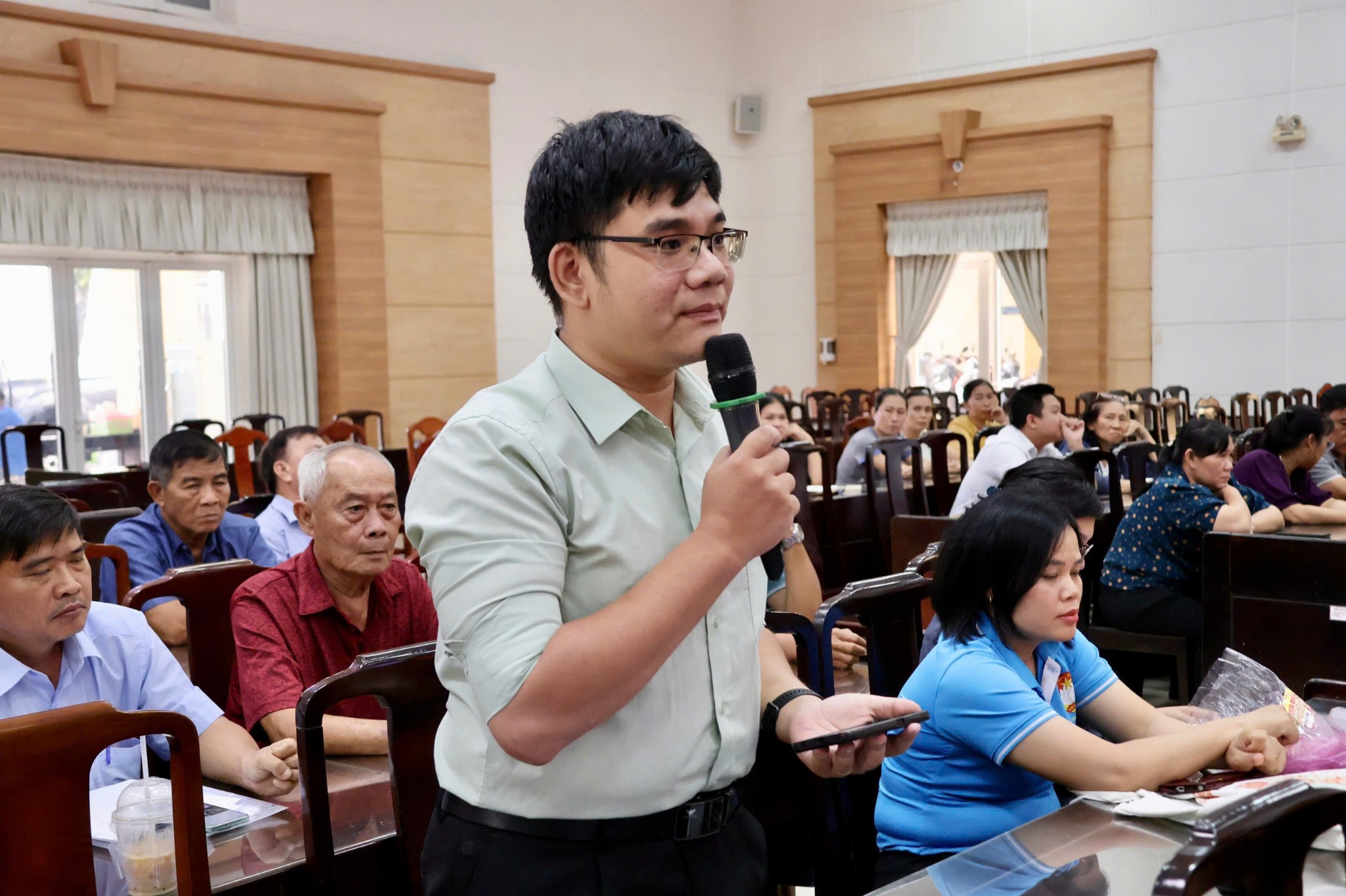 Cử tri phát biểu ý kiến tại hội nghị