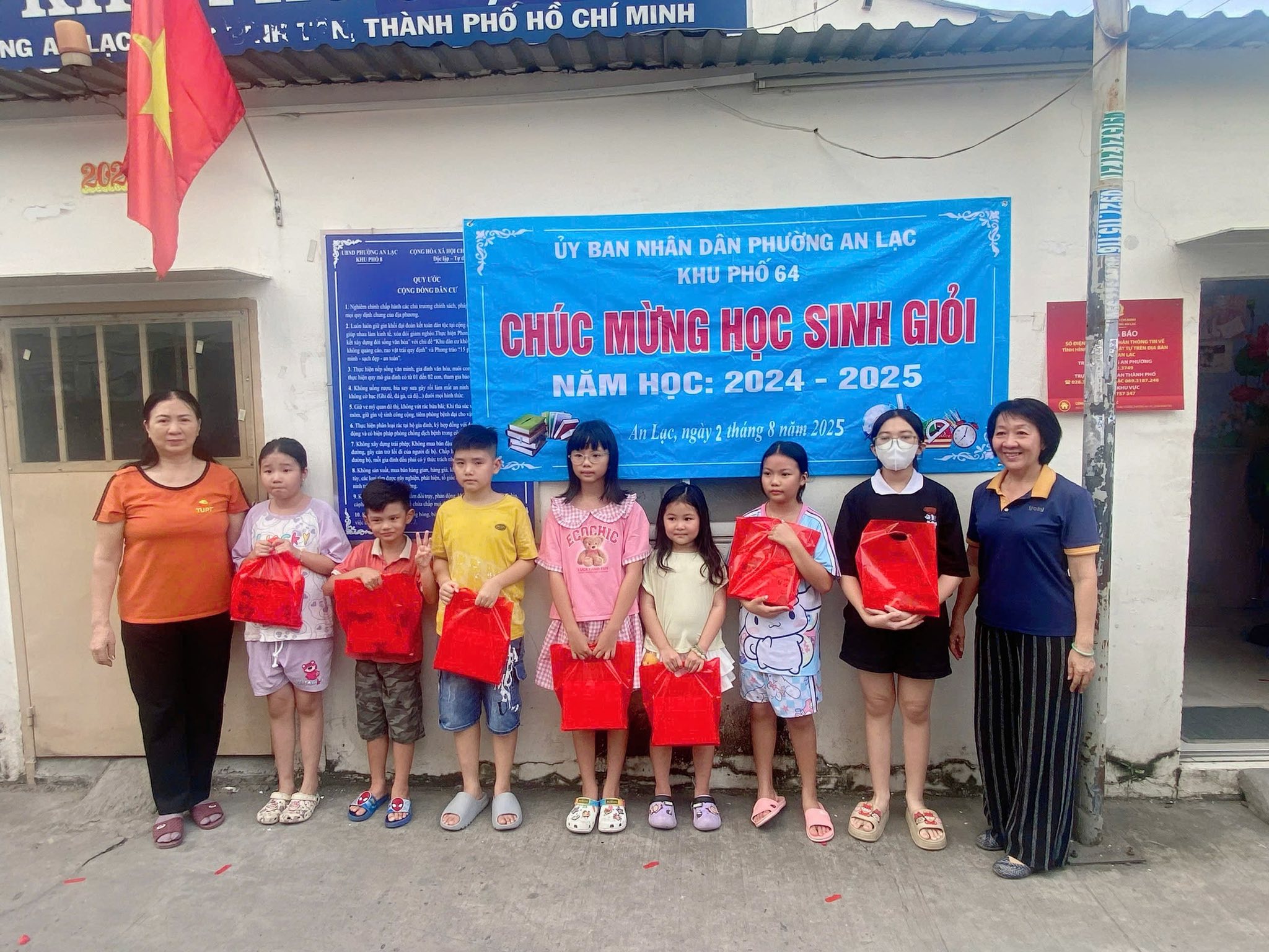 Khu Phố 64, Phường An Lạc Tặng Quà Cho Học Sinh Giỏi, Năm Học 2024 - 2025 - 1