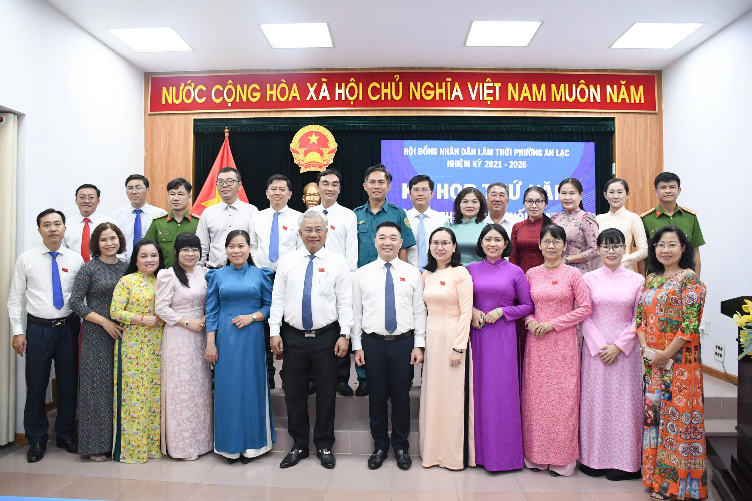 HỘI ĐỒNG NHÂN DÂN PHƯỜNG TỔ CHỨC KỲ HỌP THƯỜNG LỆ CUỐI NĂM 2025 - 11