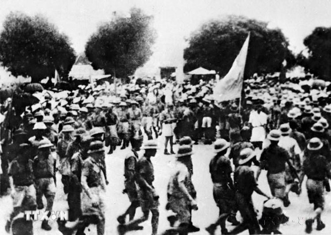 Ngay sau khi thành lập Đảng, trong suốt giai đoạn cách mạng 1930-1945, công tác tuyên giáo của Đảng đã góp phần xây dựng, phát triển phong trào cách mạng, khơi dậy và phát huy cao độ tinh thần yêu nước, ý chí đấu tranh cách mạng, thực hiện thắng lợi cuộc cách mạng tháng Tám 1945. Trong ảnh: Ngày 14/8/1945, đội du kích Ba Tơ tiến về thị xã Quảng Ngãi, cùng nhân dân khởi nghĩa giành chính quyền. (Ảnh: Tư liệu TTXVN)