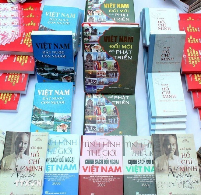 Trong công tác tuyên truyền, báo chí, xuất bản, thông tin đối ngoại, ngành tuyên giáo đã thực hiện kịp thời, có hiệu quả, lan tỏa sâu rộng chủ trương, quyết sách lớn mang tính lịch sử. Trong ảnh: Công bố các ấn phẩm kỷ niệm 65 năm Cách mạng tháng Tám và Quốc khánh 2/9 do Ban Tuyên giáo Trung ương phối hợp cùng Nhà xuất bản Chính trị quốc gia-Sự thật tổ chức (2010). (Ảnh: TTXVN)