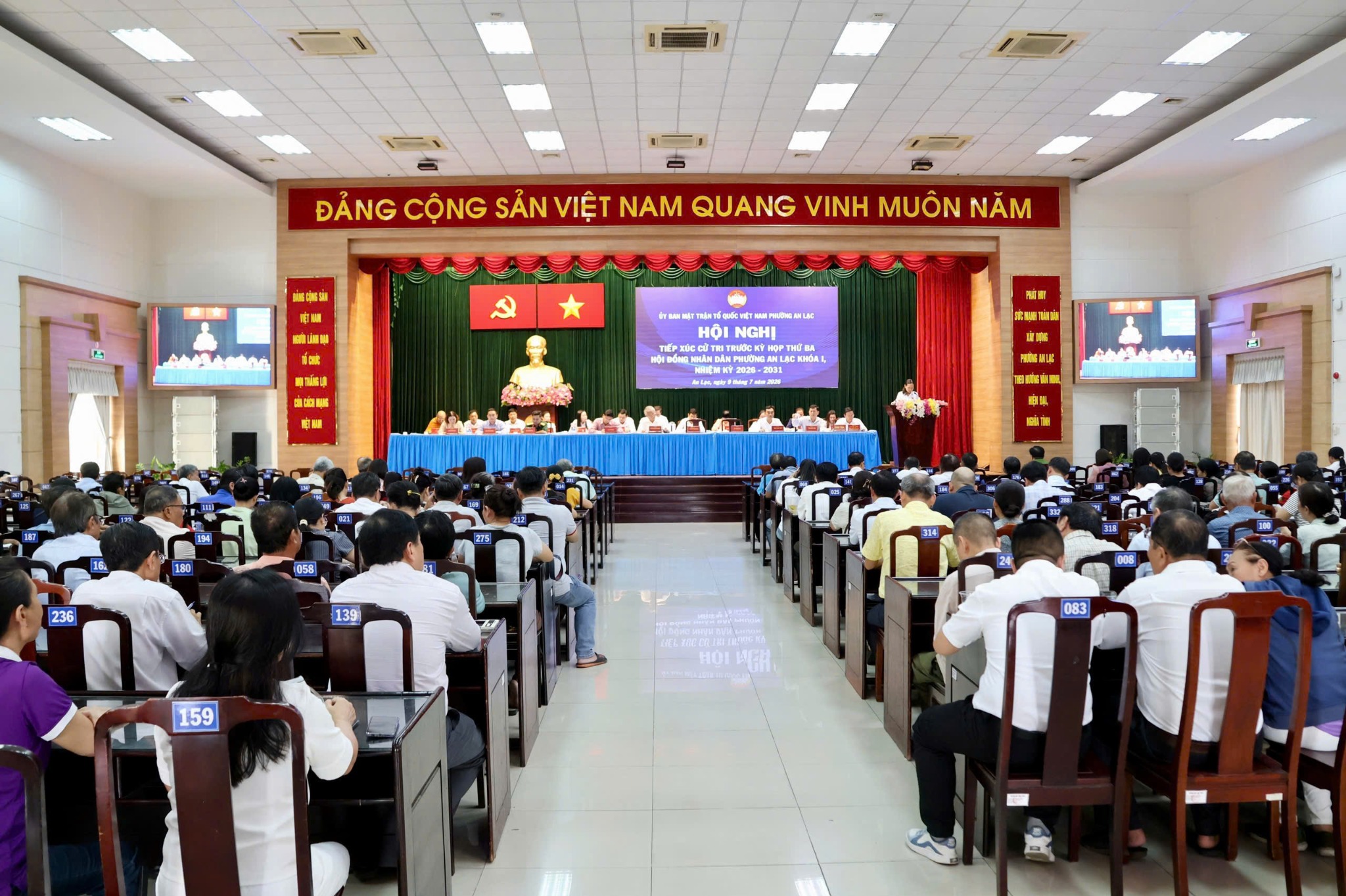 Đông đảo cử tri tham dự hội nghị trong không khí nghiêm túc, trách nhiệm
