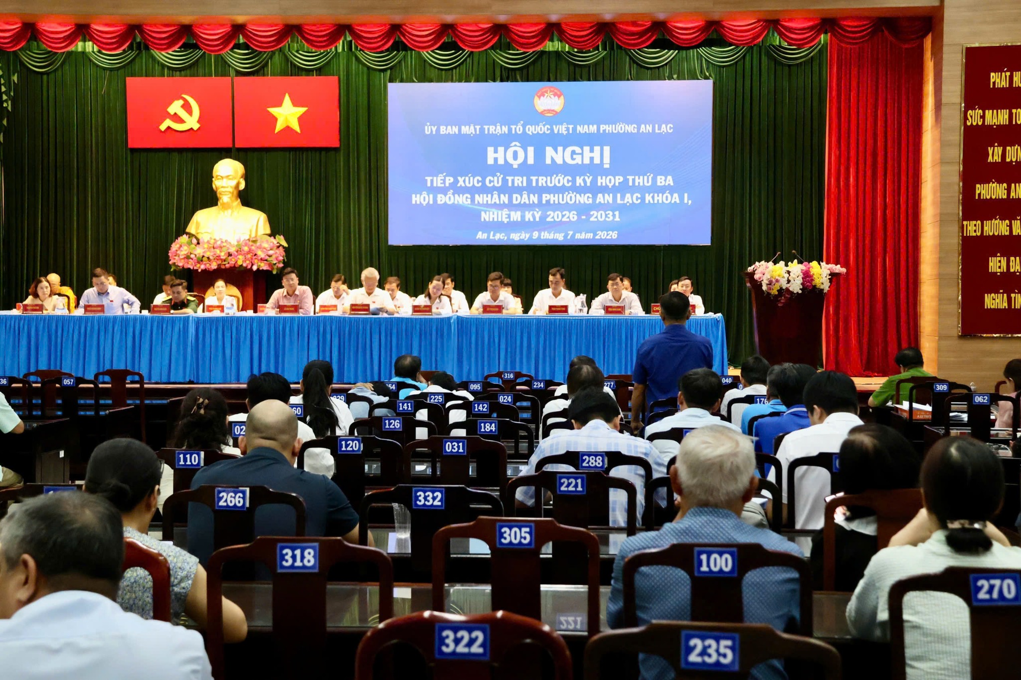 Các đại biểu tham dự và theo dõi nội dung hội nghị