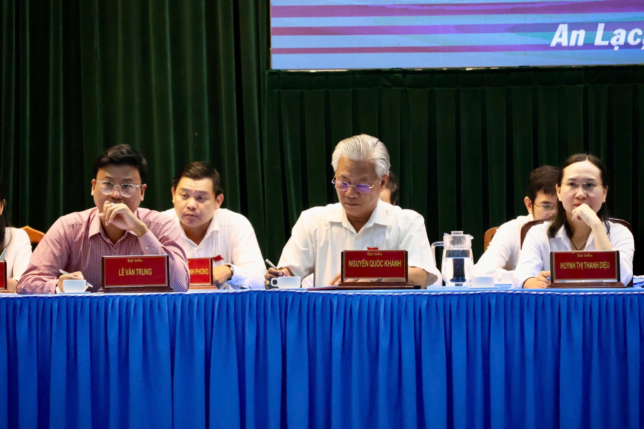 Các đại biểu và cử tri tham dự hội nghị