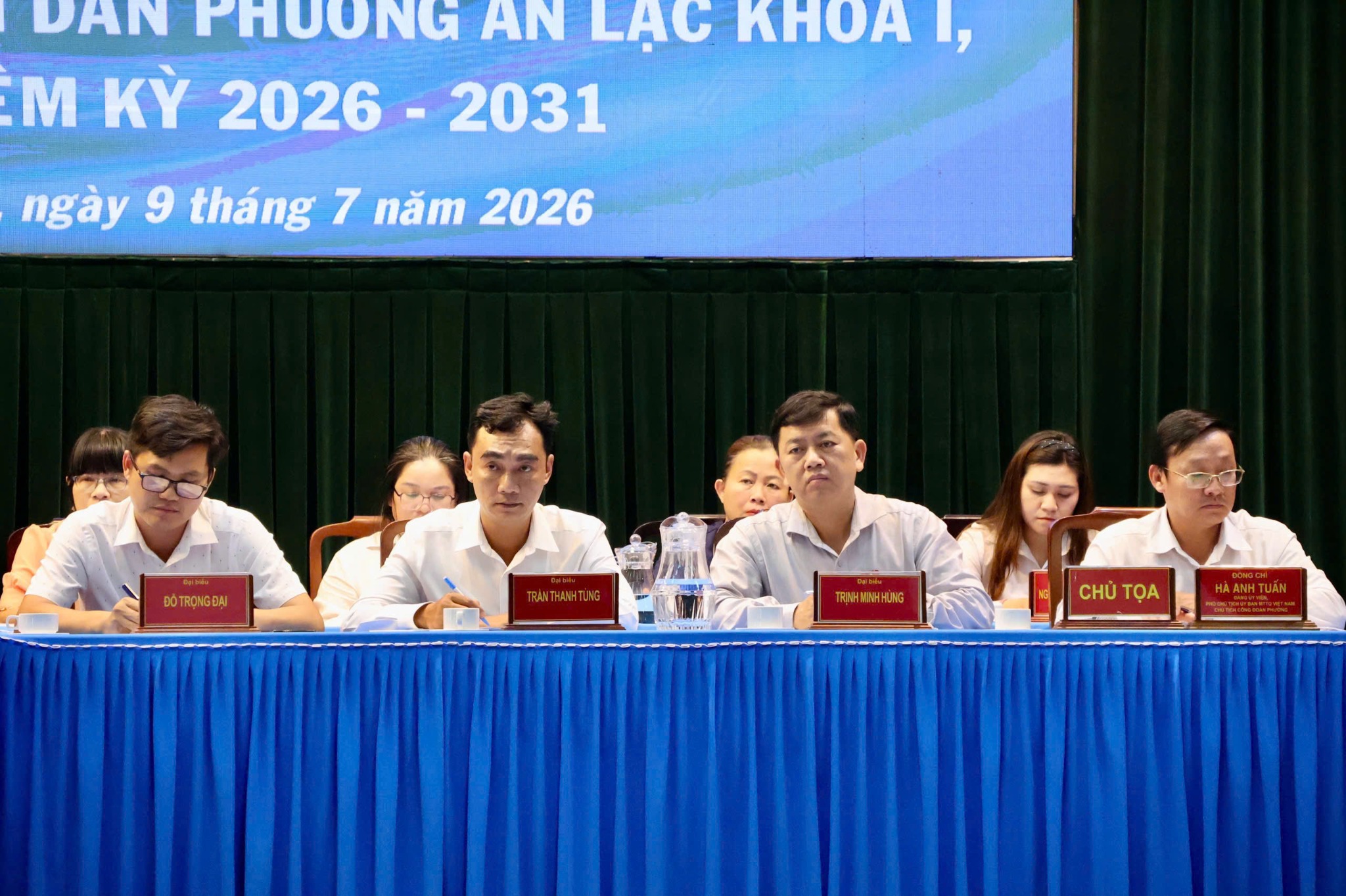 Các đại biểu theo dõi nội dung tại Hội nghị tiếp xúc cử tri