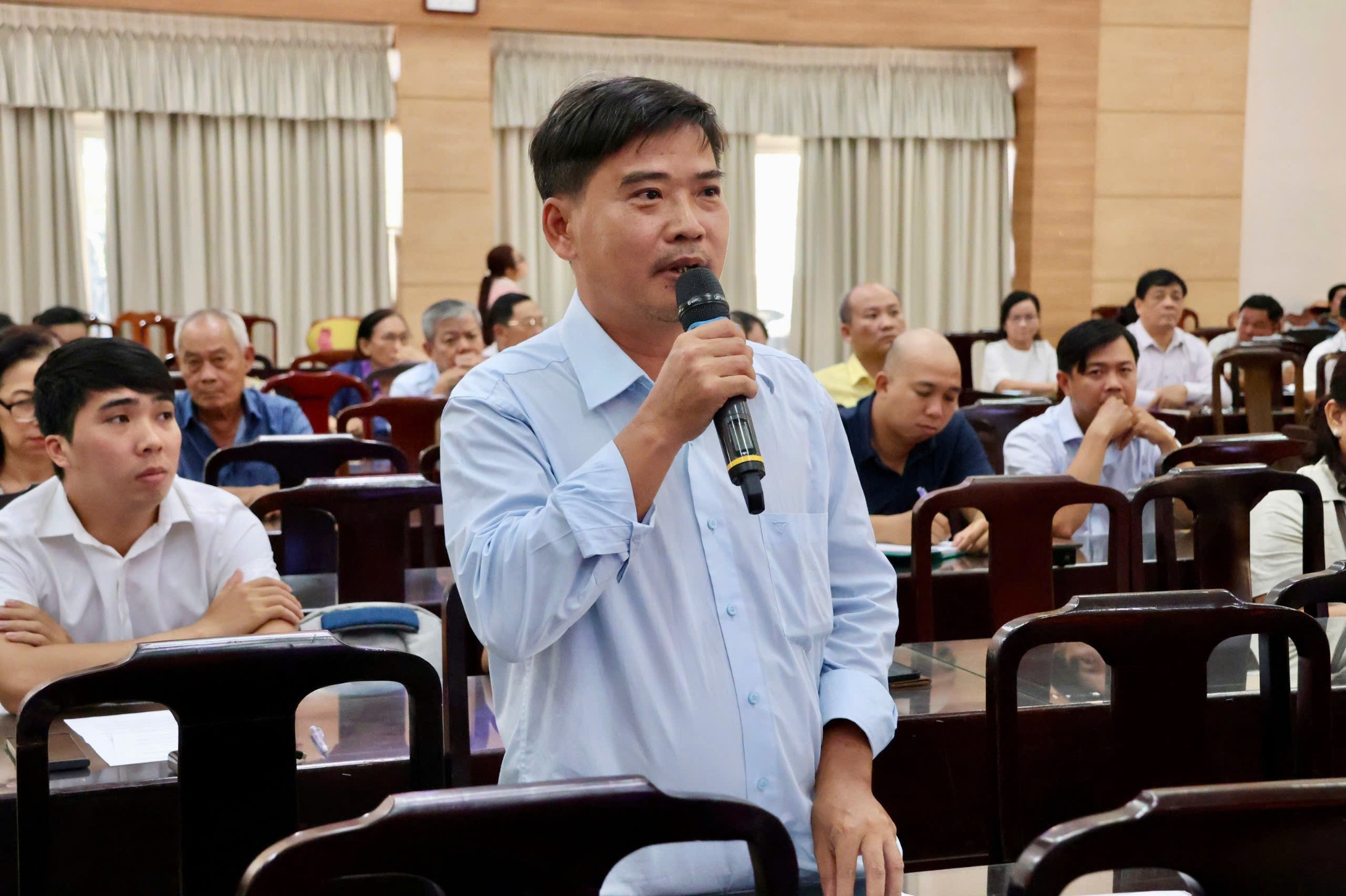 Cử tri phát biểu ý kiến tại hội nghị