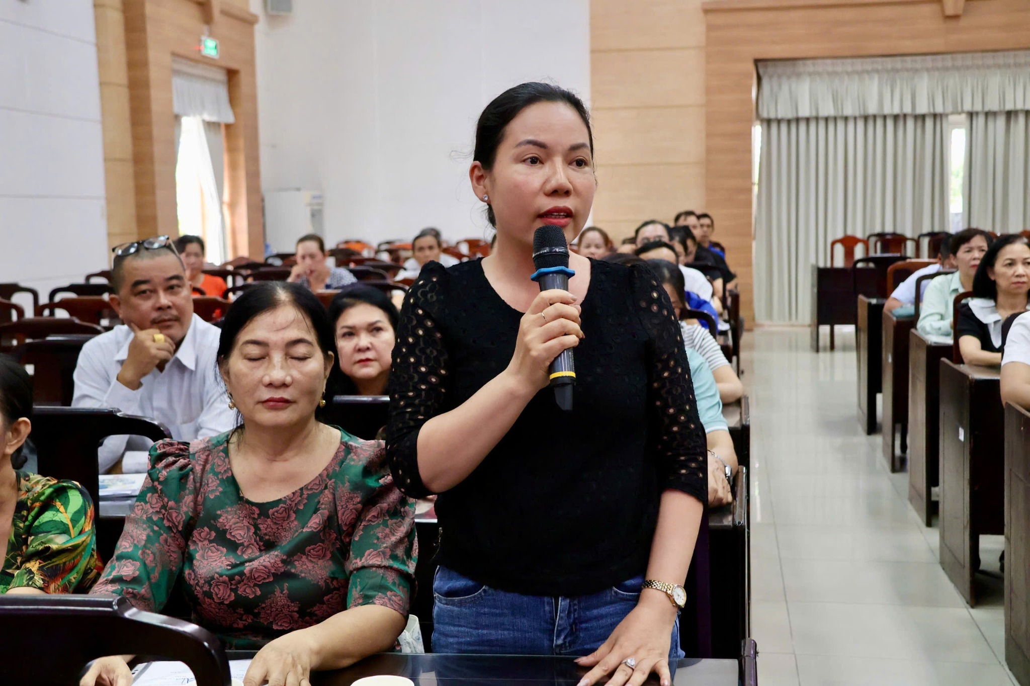 Cử tri phát biểu, phản ánh các vấn đề tại địa phương