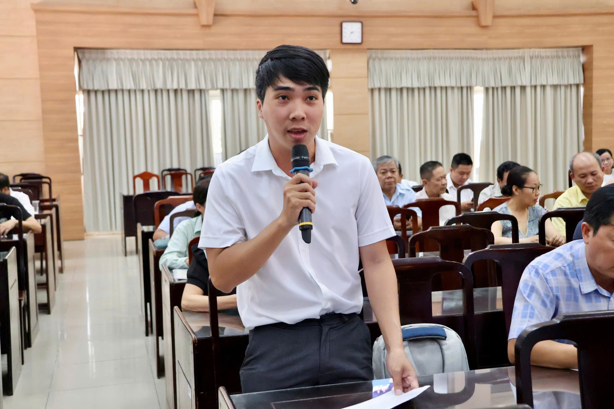 Cử tri phát biểu tại Hội nghị tiếp xúc cử tri