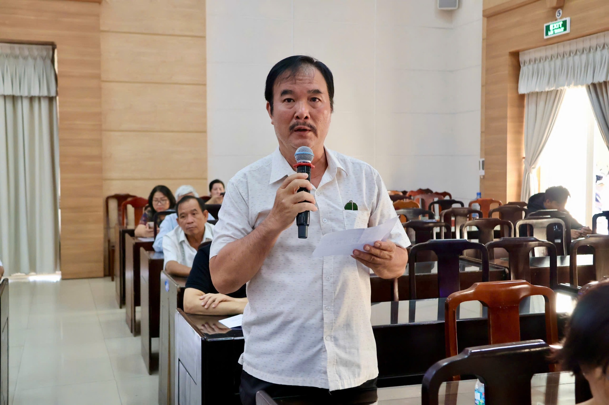 Cử tri phát biểu, phản ánh kiến nghị tại hội nghị