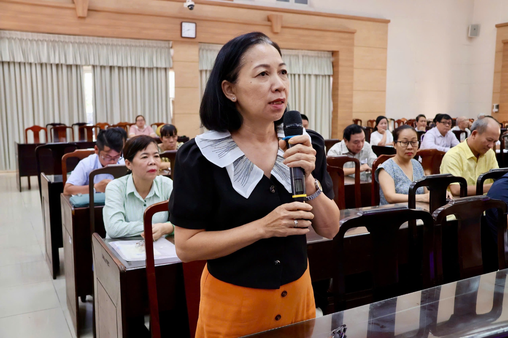 Cử tri trình bày ý kiến với đại biểu HĐND phường