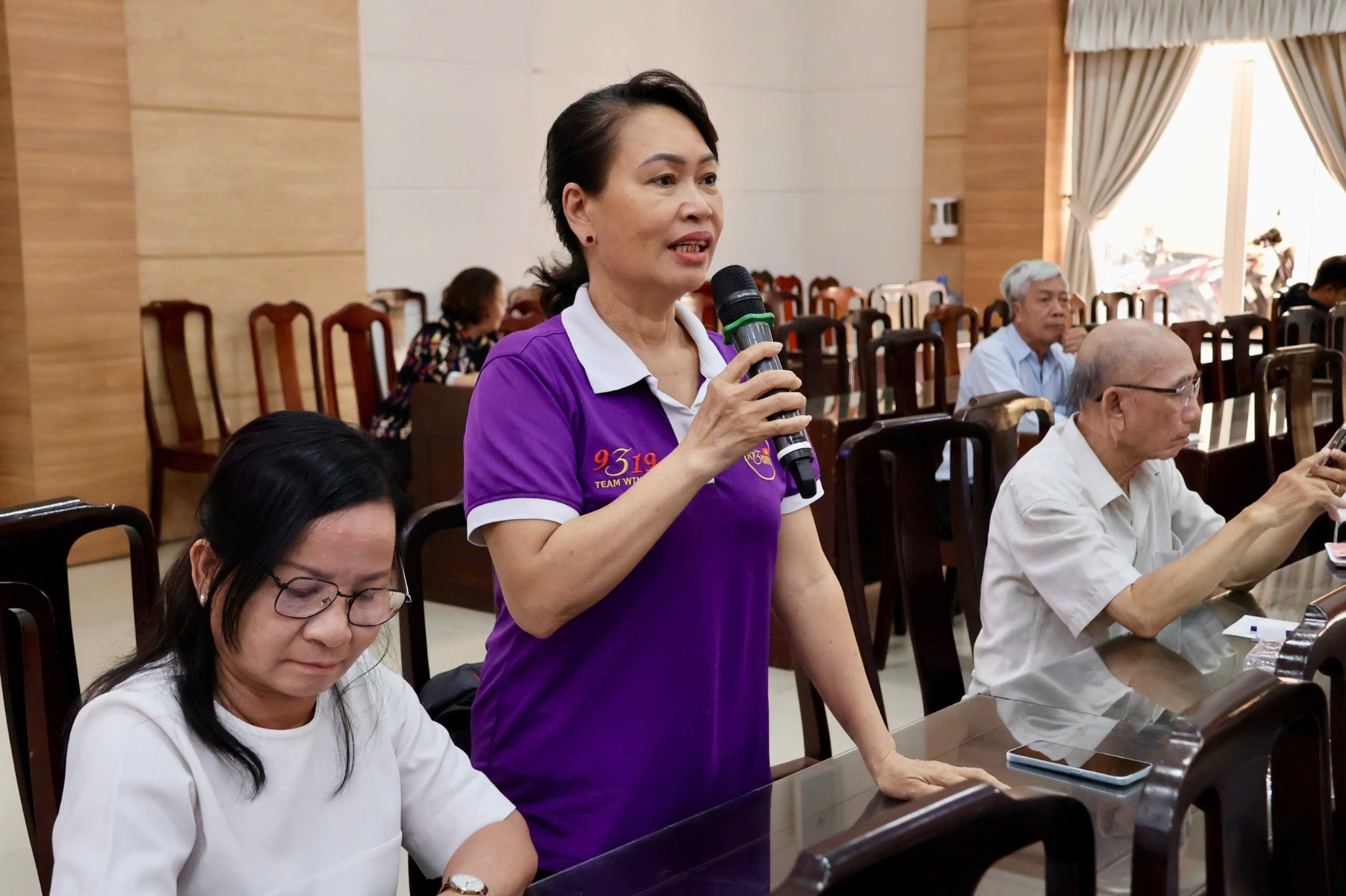 Cử tri phát biểu về các vấn đề địa phương