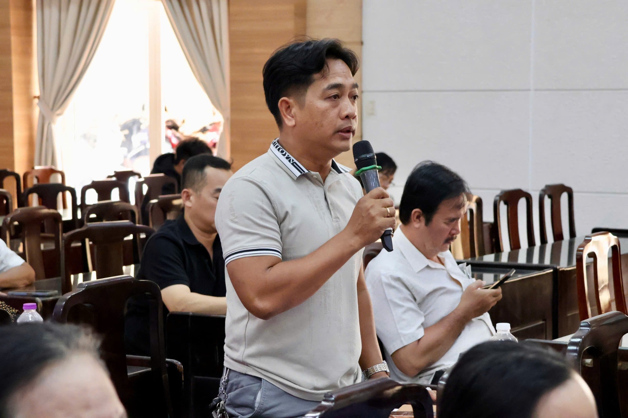 Cử tri phát biểu, nêu tâm tư nguyện vọng
