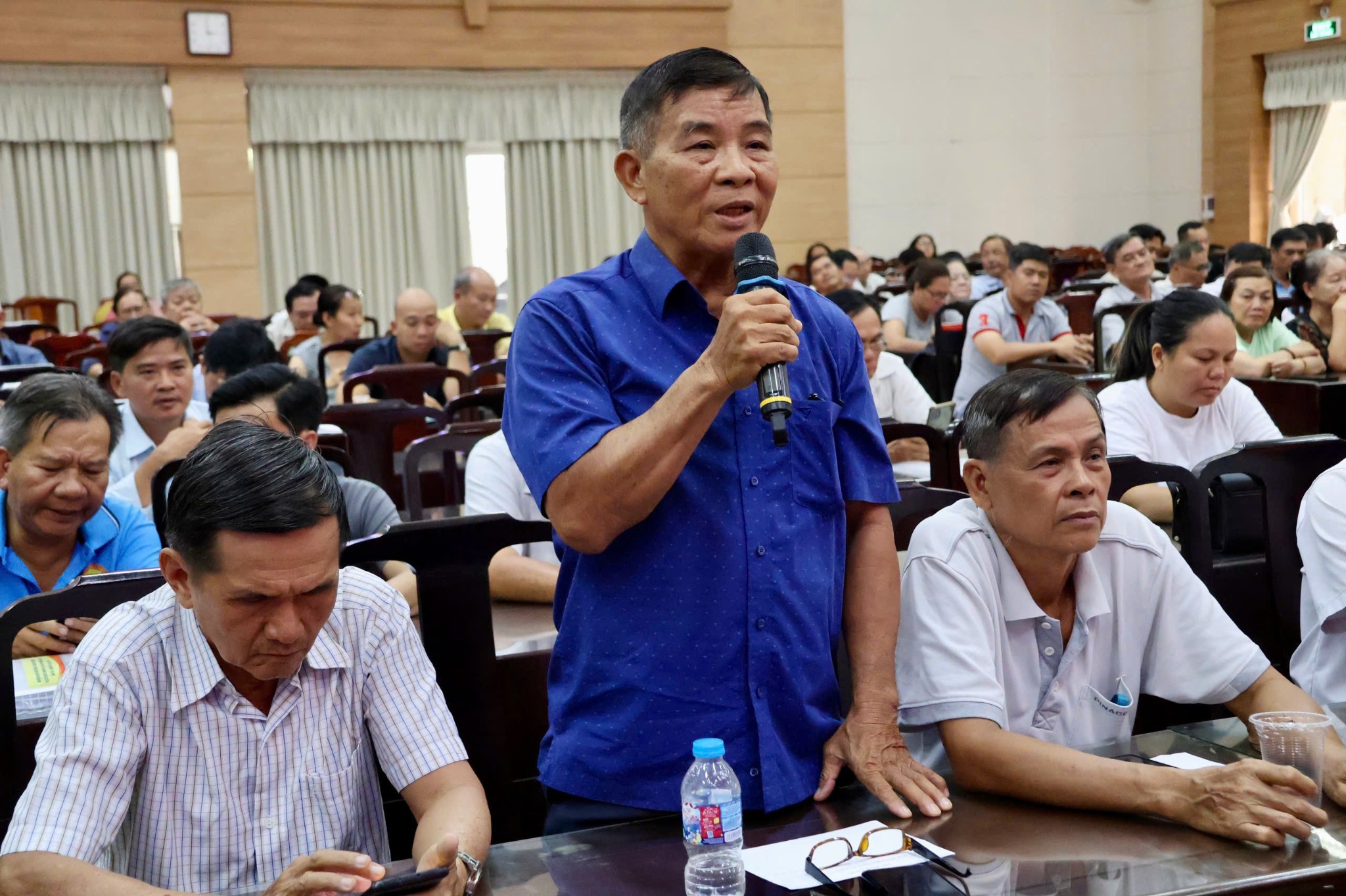 Cử tri phát biểu và gửi kiến nghị tại hội nghị