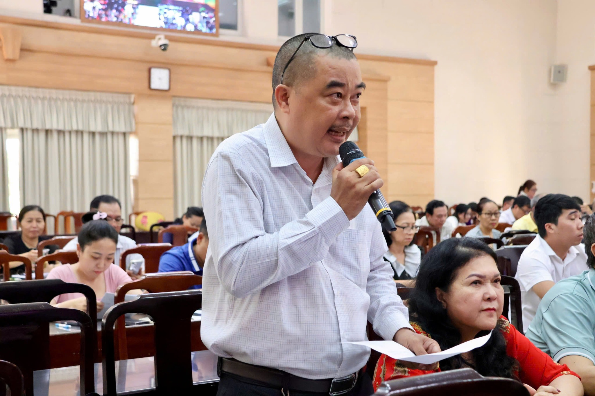 Cử tri phát biểu, trao đổi tại hội nghị