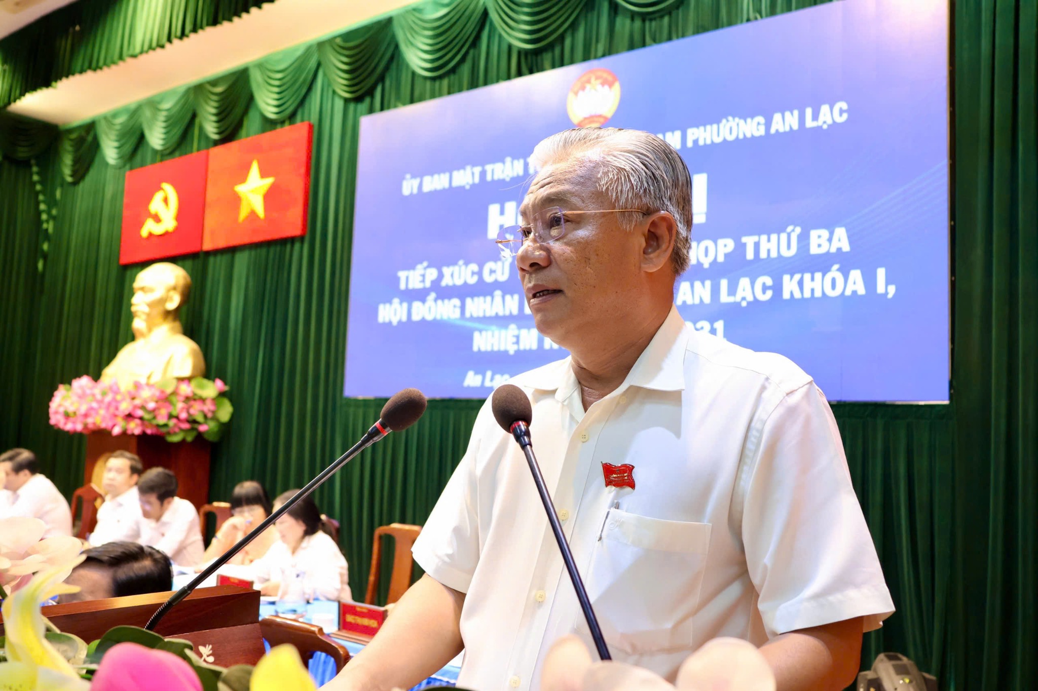 Đại diện chủ trì tiếp thu, trao đổi với cử tri